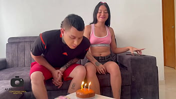 La Sucia De Mi Vecina Me Sorprende En Mi Cumplea&ntilde_os Y Me Deja Correrme En Su Boca Como Regalo. H.L.