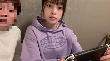 ゲームに夢中の彼女のジーンズをお尻まで半分脱がせて立ちバックでイかせてあげました。【同棲カップルのSEX】 ゲームに夢中の彼女のジーンズをお尻まで半分脱がせて立ちバックでイかせてあげました。【同棲カップルのSEX】