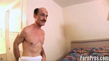 Kitty Bella – Teen Sucks And Fucks Old Guy Kitty Bella – Teen Sucks And Fucks Old Guy