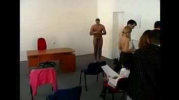 Aluna De Arte Transando Com O Modelo Da Aula