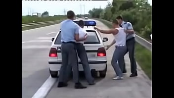 Preso Se Deja Comer Del Policia