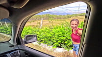 ENCUENTRO UNA POBRE CHICA CAMINANDO POR LA CARRETERA, LE DOY UN AVENTON HASTA EL GARAJE DE MI CASA LA PONGO A CHUPAR, TENIA UN CO&Ntilde;O APRETADO LA CONDENADA, ME SACO LA LECHE Y SOLO LE DOY PARA EL TAXI