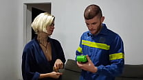 Chamei O Eletricista Para Me Ajudar Com A Tv E Paguei Com Sexo