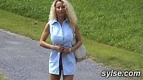Exhib En Parc Avec Gode Et Trio D. MILFs Avec Strapon Dans Les Vignes